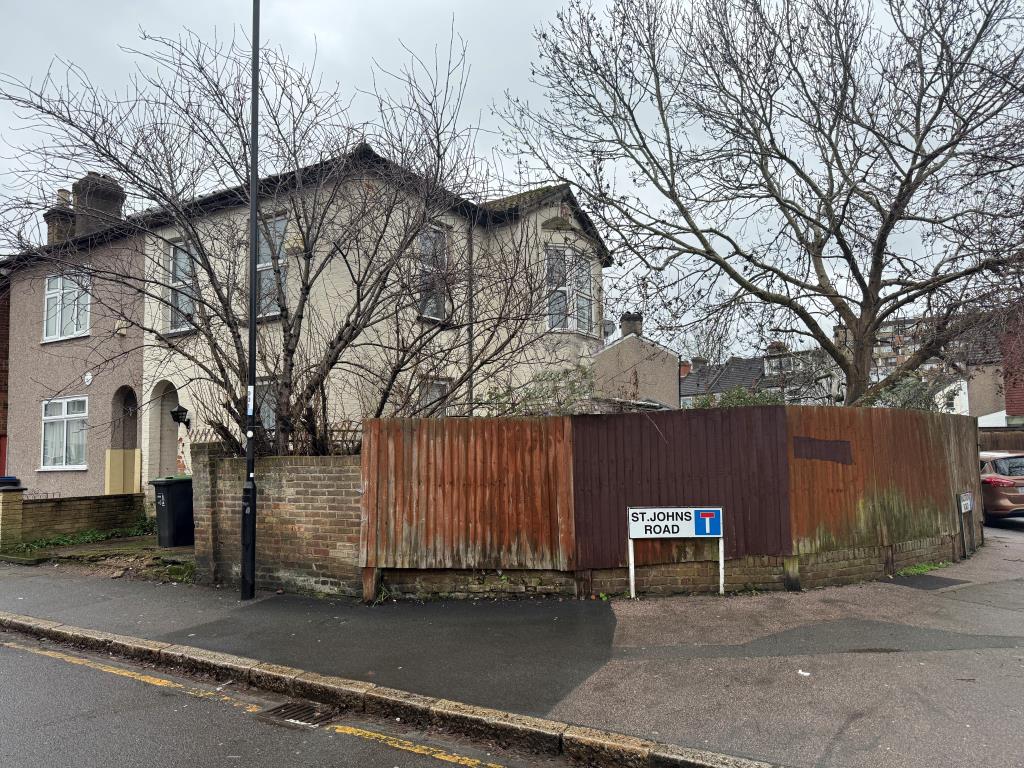 Lot: 149 - HOUSE IN NEED OF REFURBISHMENT - View of front and side of house from road